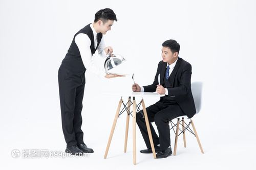 男性服务员上菜