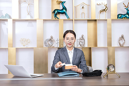 专业影像，递出信任——谈前台服务人员的名片礼仪与摄影摄像服务价值