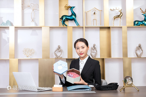 捕捉尊贵瞬间 前台服务人员展示礼盒的摄影摄像服务